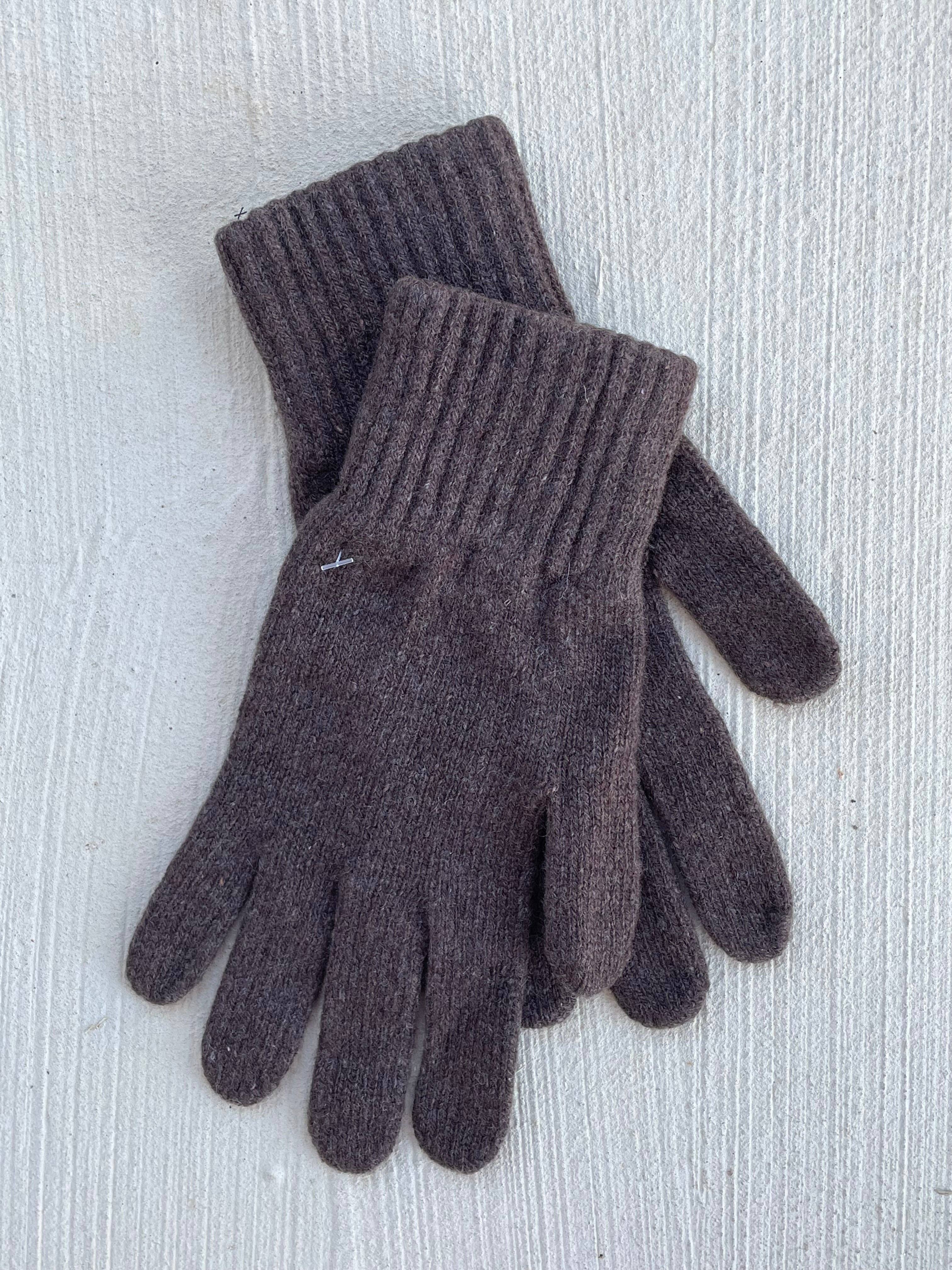 Recycled cashmere gloves in cocoa color by and for Good, soft and warm winter accessory with a cozy texture.