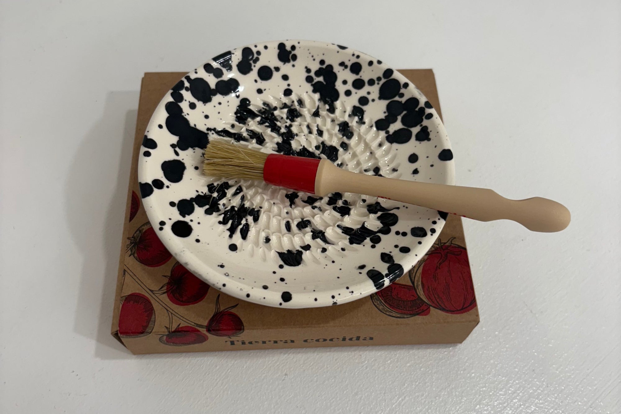 Tierra cocida ceramic garlic grater dish