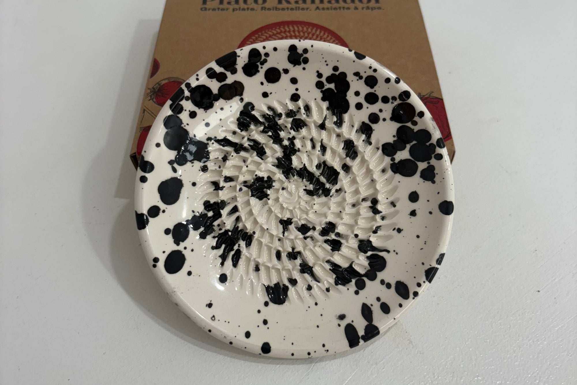 Tierra cocida ceramic garlic grater dish