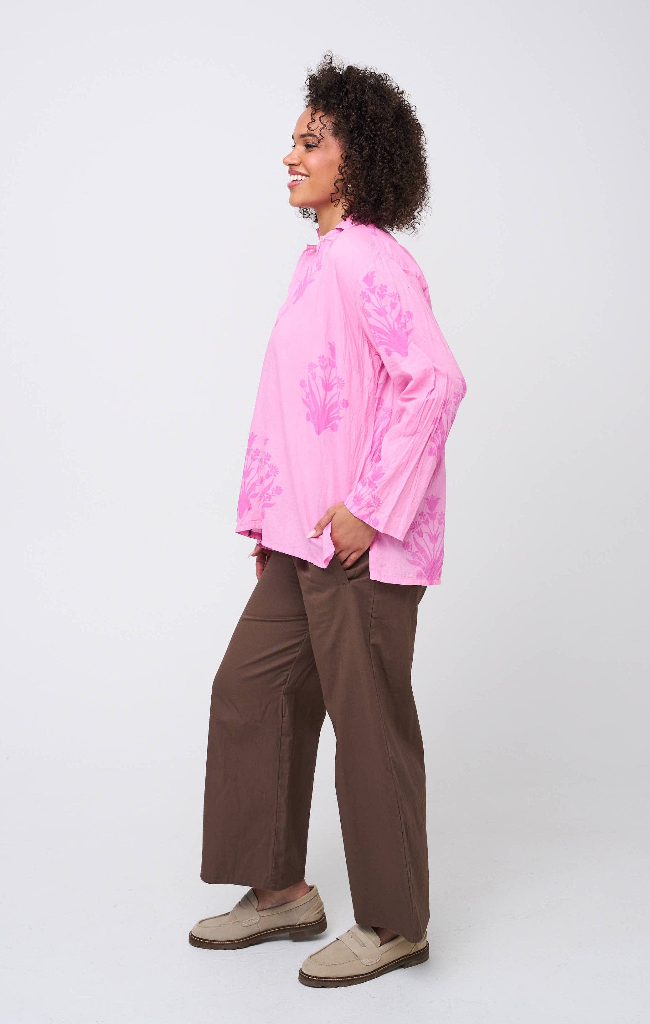 and for Good Shore Pant in Pinecone Twill showing tailored fit, front pockets, and durable twill fabric in a natural pose.