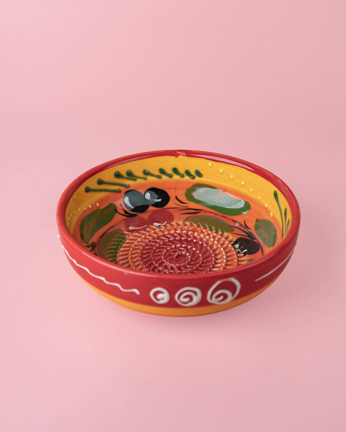 Medium vintage ceramic garlic grater plate with Provençal design by Alfar Tierra Cocida, featuring a textured surface for grating garlic.