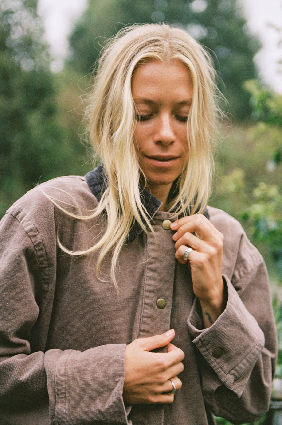 LA RELAXED Ellis Cord Jacket in earthy-toned corduroy fabric, shown on a model with front pockets and button closure.
