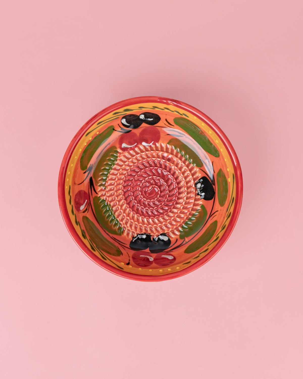 Medium vintage ceramic garlic grater plate from Alfar Tierra Cocida featuring Provençal design with textured surface and decorative edges.