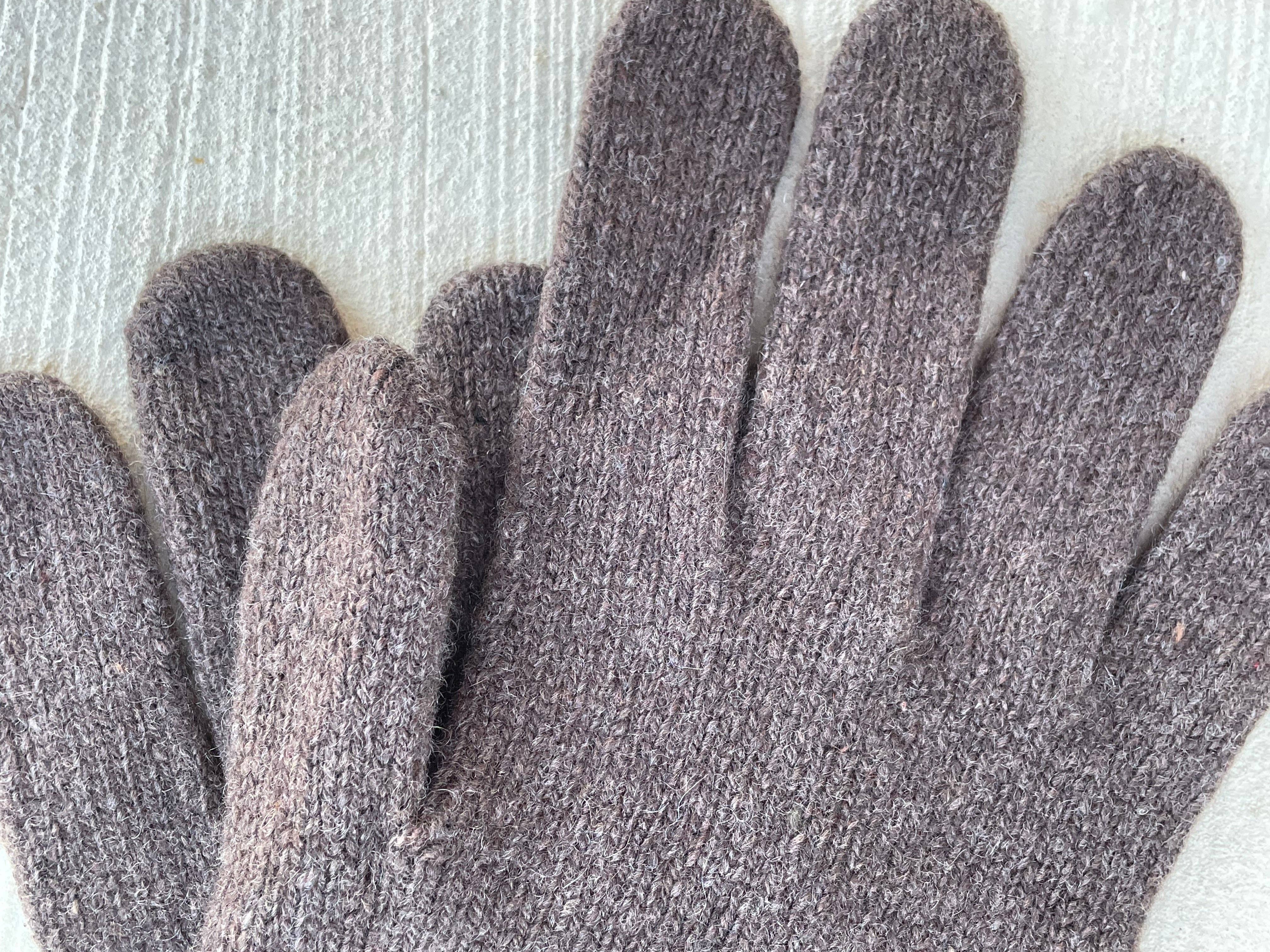And for Good Bedford recycled cashmere gloves in cocoa color, soft and warm, with a cozy knit texture.