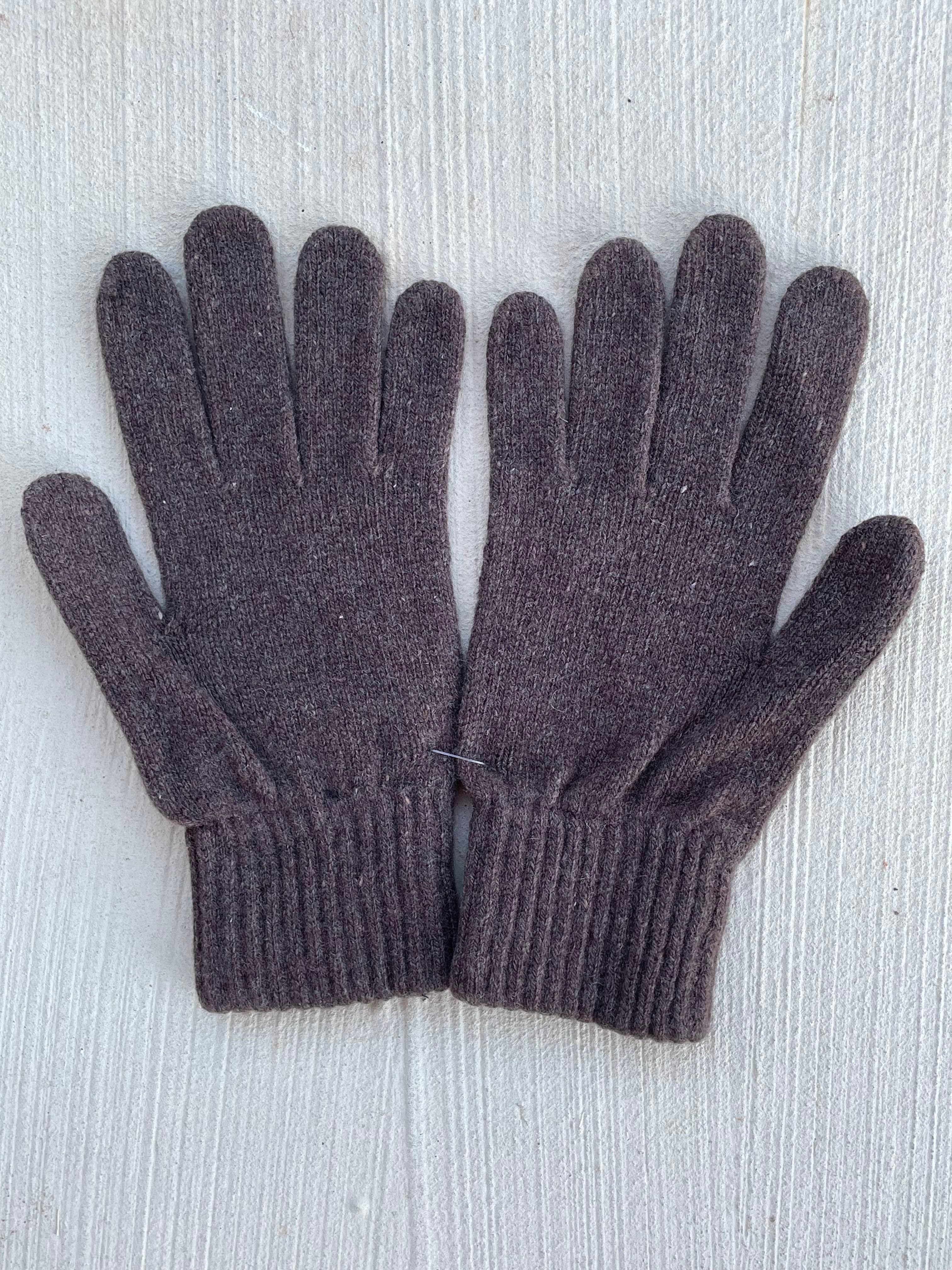 Recycled cashmere gloves in cocoa color, stylish and warm, from the Bedford collection by and for Good, with ribbed cuffs.