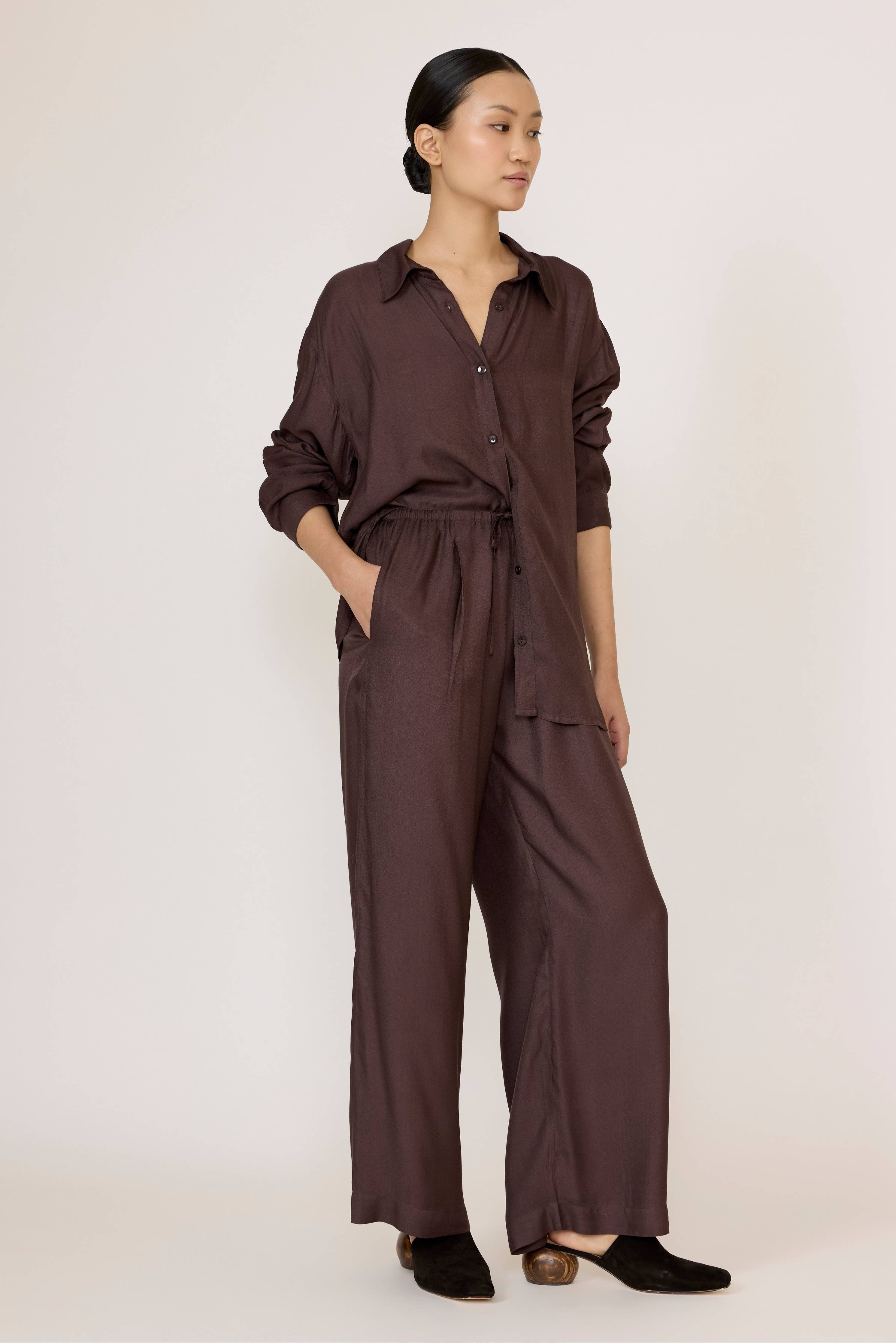 LAUDE Everything Shirt in chocolate brown, casual men's button-up with long sleeves, slim fit and classic collar.