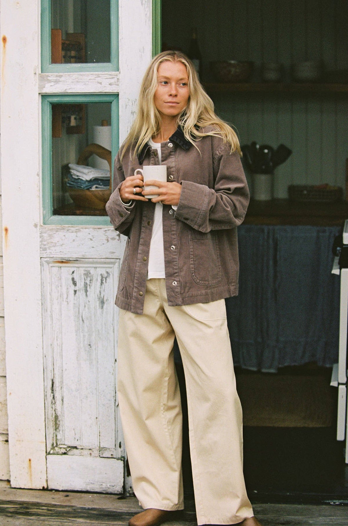 LA RELAXED Ellis Cord Jacket in brown, showcasing the textured cord fabric and classic fit on a model.